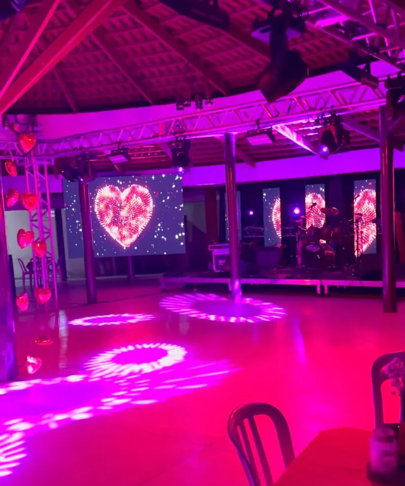 Salão com painel de LED e iluminação cênica