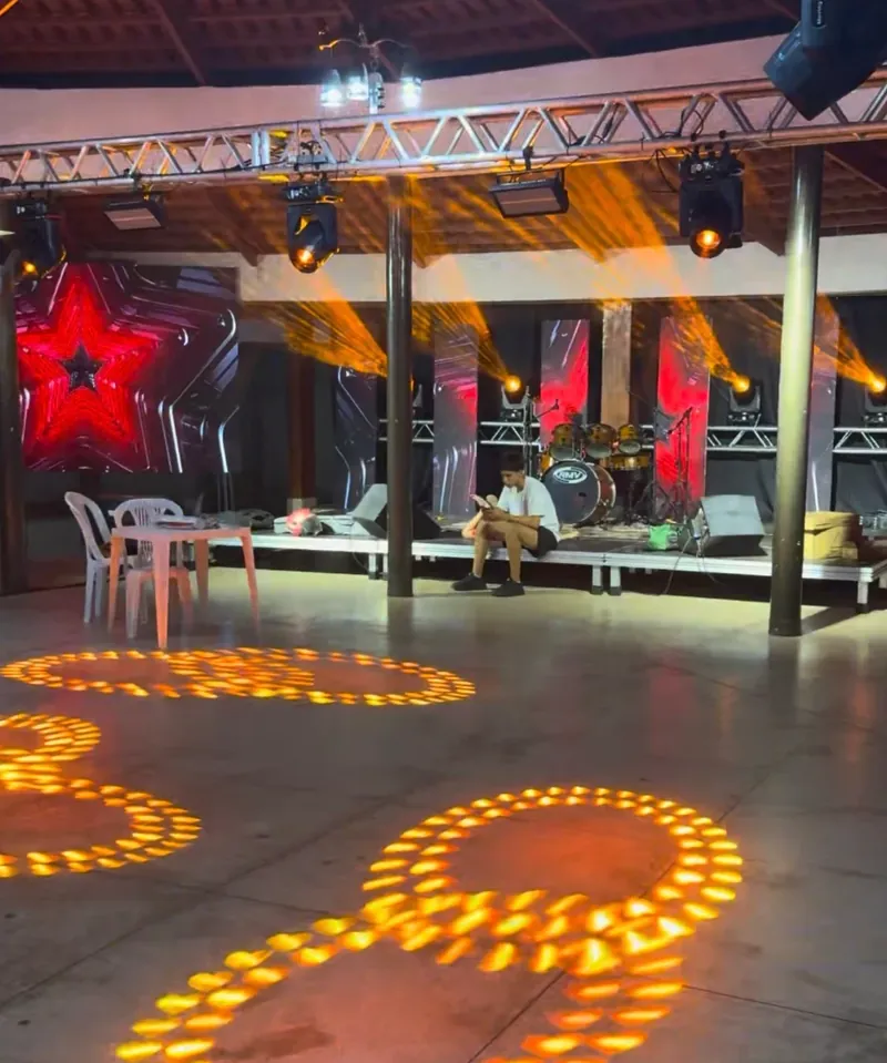Painel de LED com estrela e refletores