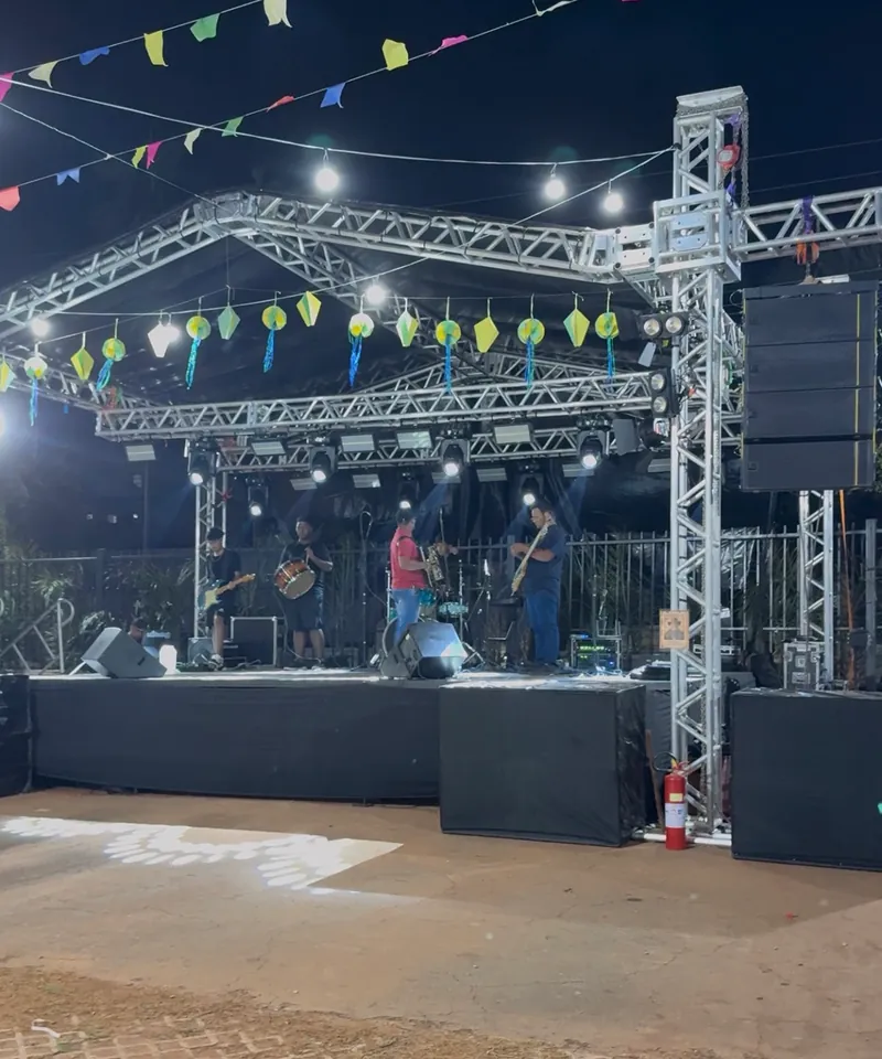 Palco com truss, luz e som